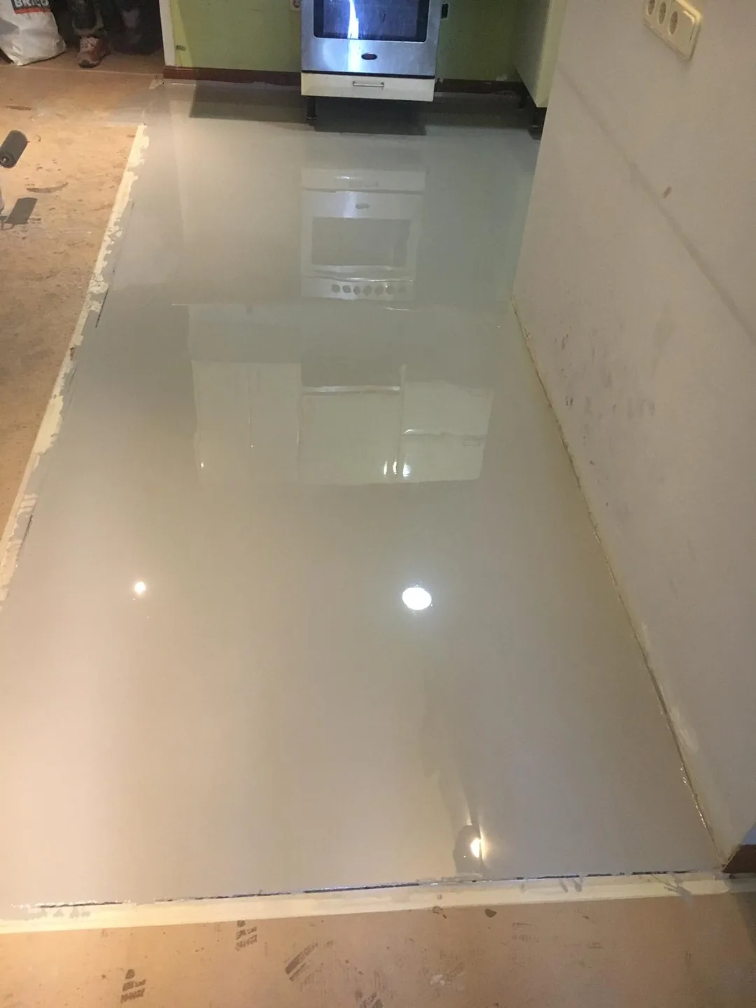 Suelo continuo blanco recién aplicado en un baño en obra